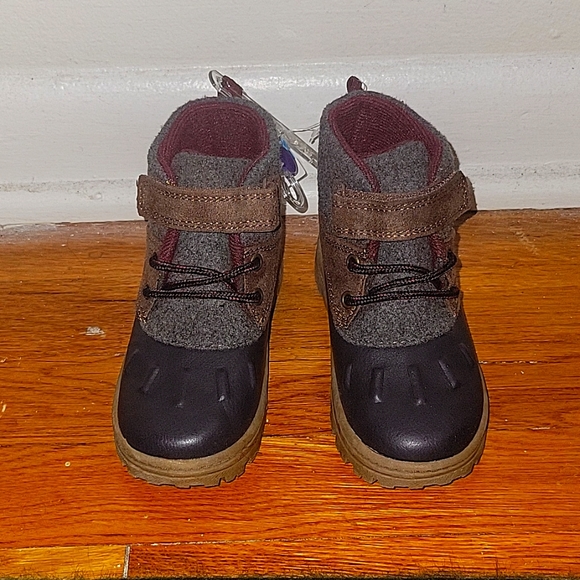 NEW. Carter's Duck Boot. Toddler size 9. - Picture 2 of 4